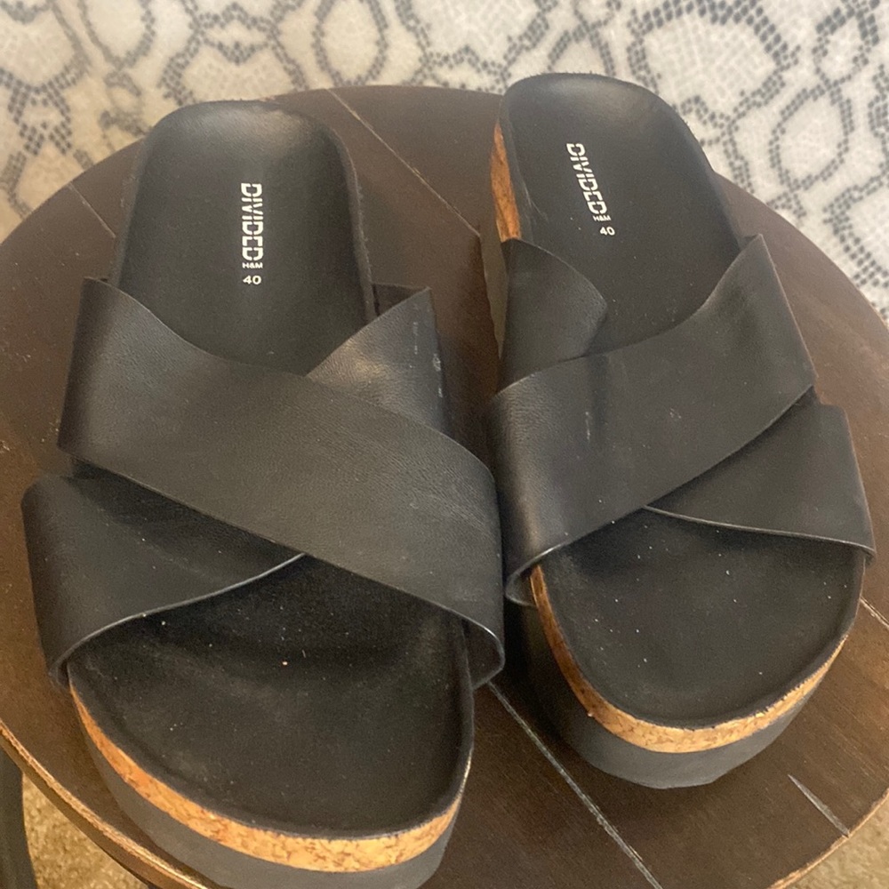 Divided black platform sandals